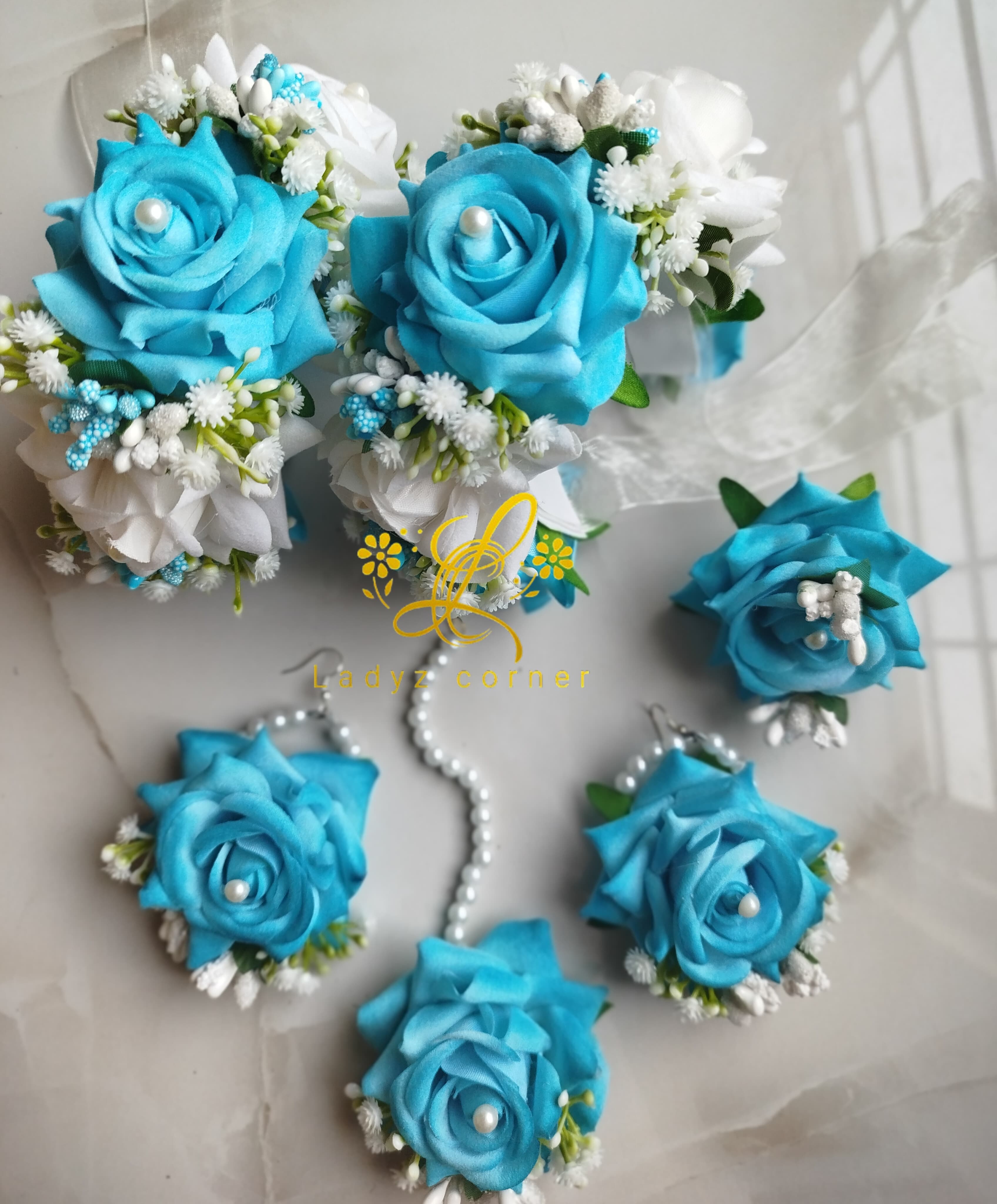 Light Blue + White Gajraset