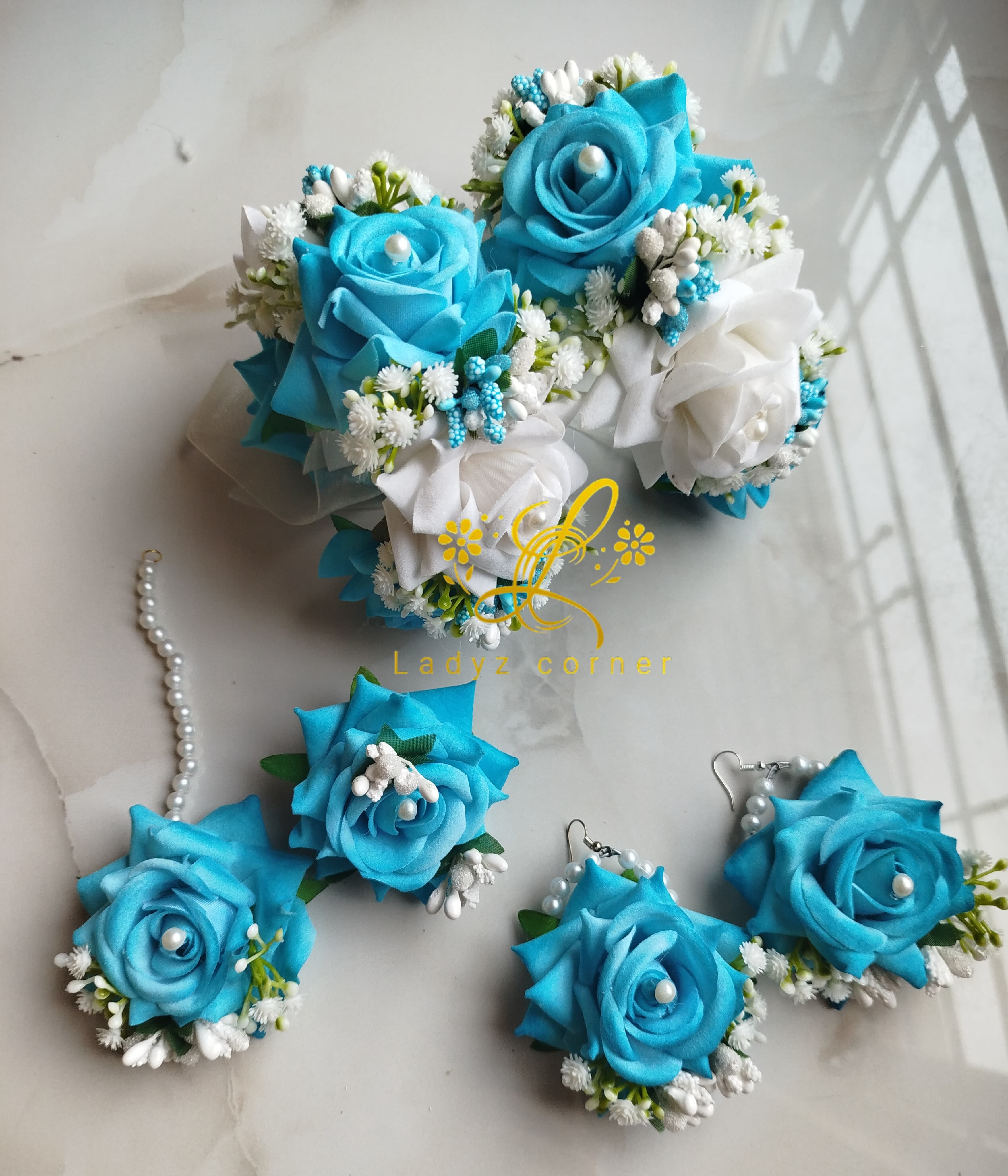 Light Blue + White Gajraset